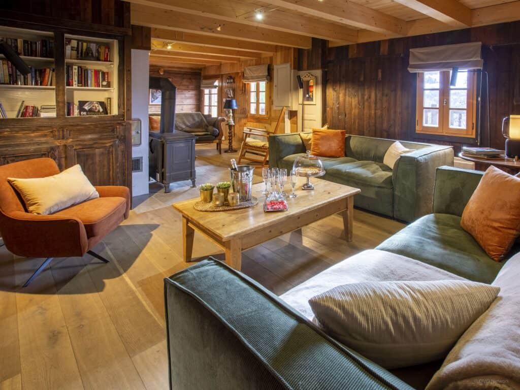 Living room at Chalet Le Meridien Etale with orange and green accents