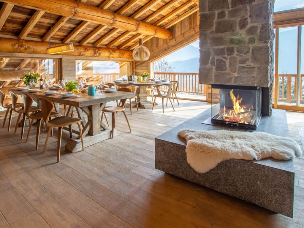 Dining room with fireplace at La Ferme de Mila