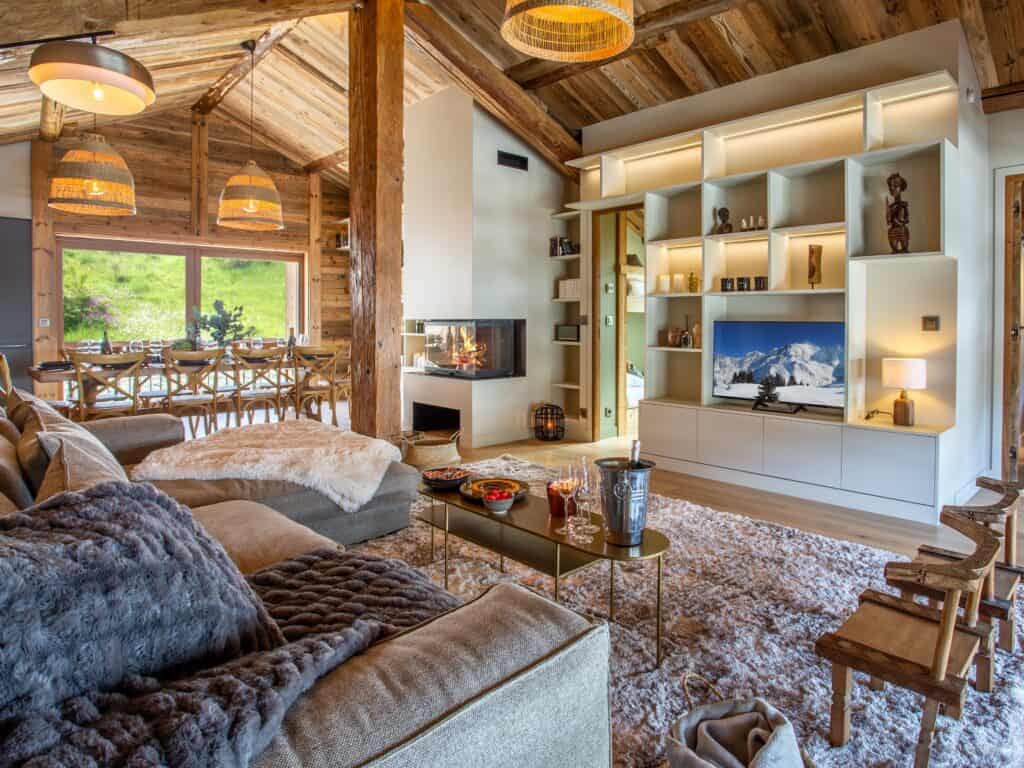 Living room with fluffy throws and rug at Chalet Mahouet