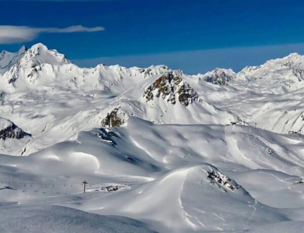 Monts enneigés et stations de ski dans les Alpes françaises.