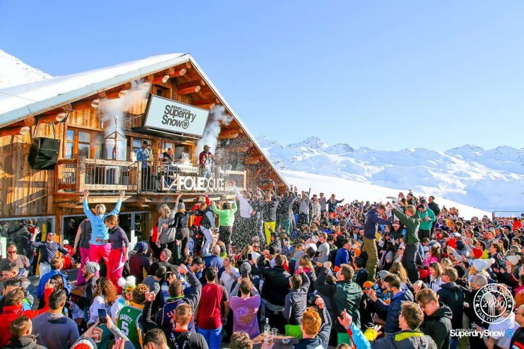 Skieurs en train de danser à La Folie Douce, célèbre bar d'après-ski situé sur les pistes. 
