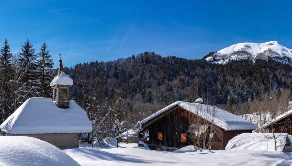 Le village de Samoëns sous la neige. C'est l'une des stations de ski les plus authentiques des Alpes.