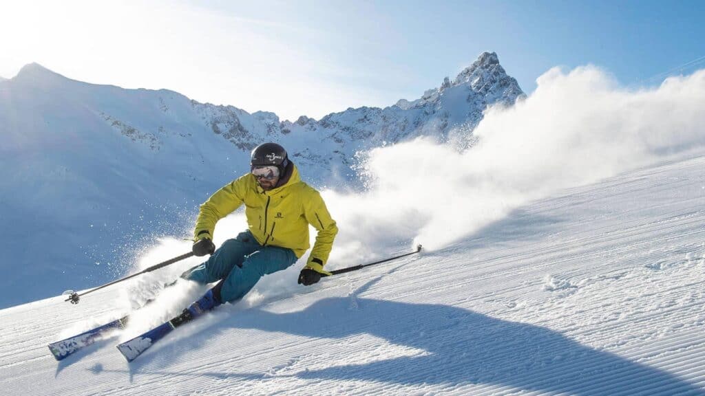 Skieurs qui fait les premières traces sur une piste damée.