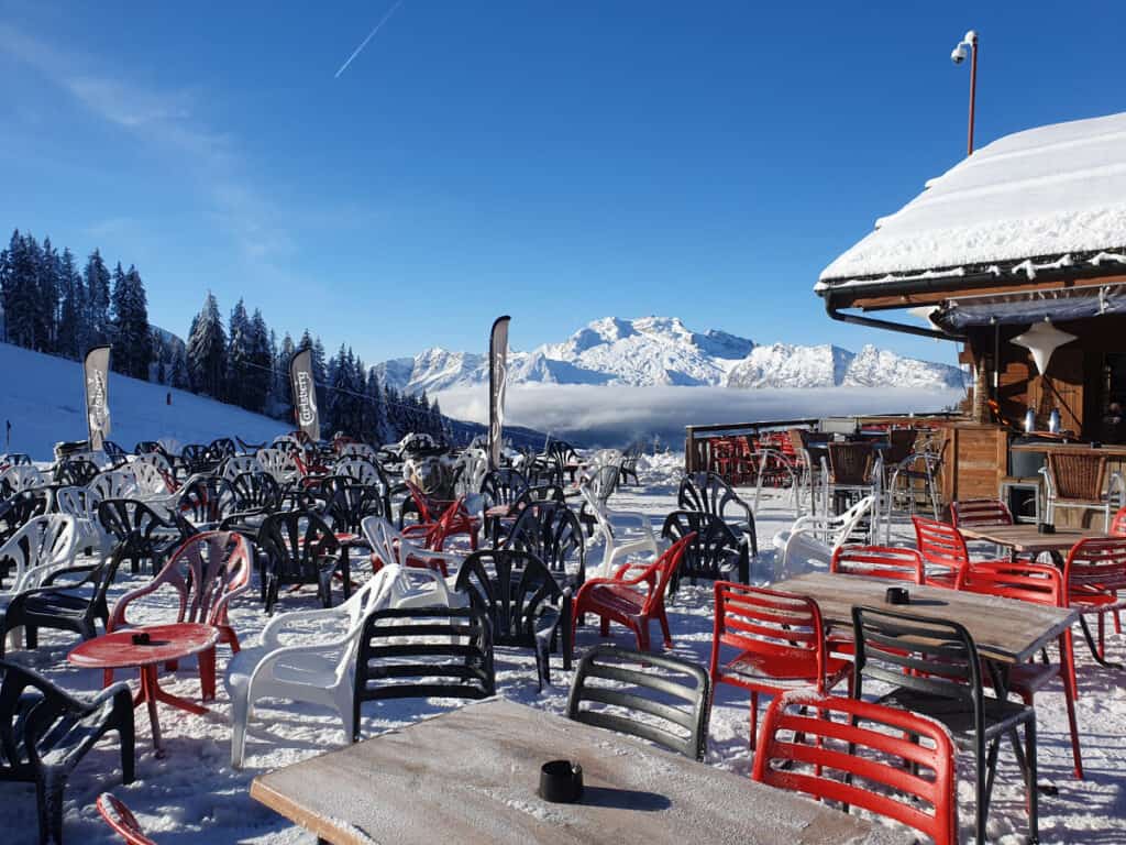 La terrasse enneigée de Chez Fonfon attend les visiteurs pour fêter l'après-ski dans les Aravis.