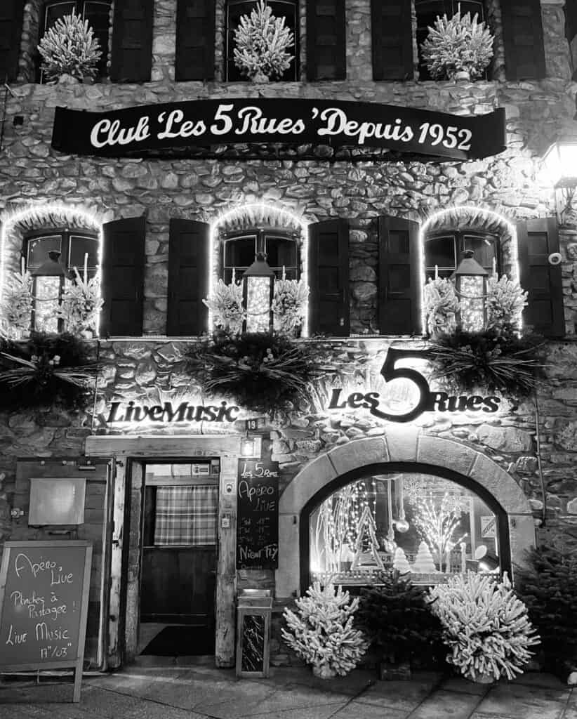 L'extérieur éclairé du Club Les 5 Rues, un des grands lieux de l'après-ski à Évasion Mont-Blanc.