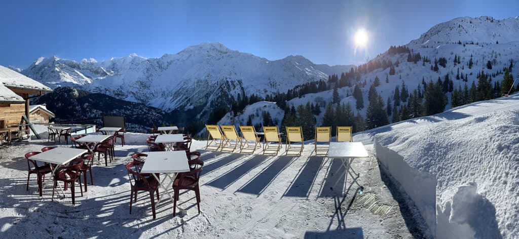 La terrasse enneigée de La Bûche Croisée attend les skieurs, à Évasion Mont-Blanc.
