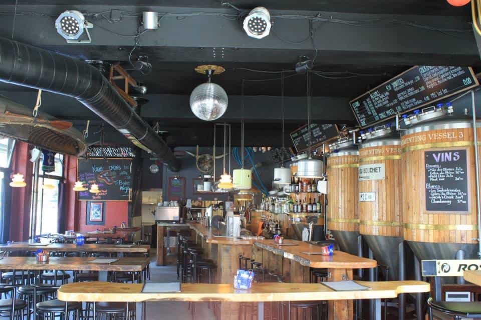 L'intérieur au style industriel de la Micro Brasserie de Chamonix.