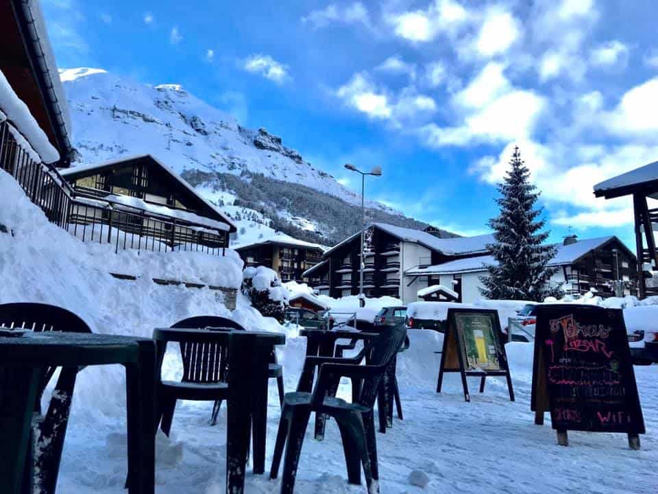 La terrasse enneigée du Tetras Pub attend les skieurs, à Évasion Mont-Blanc.