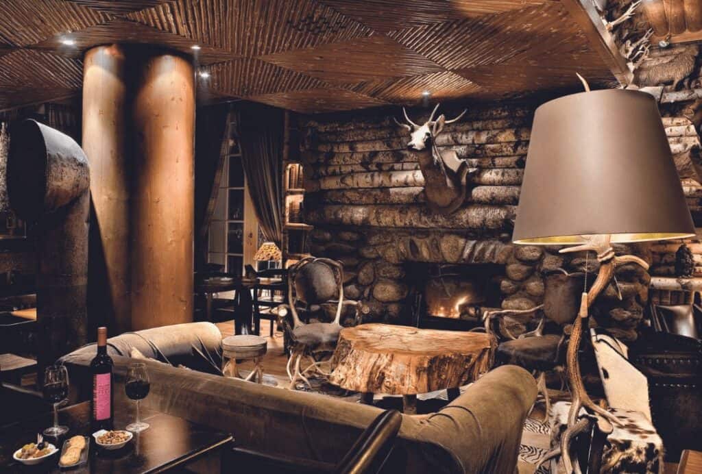 L'intérieur tamisé et chaleureux du Lodge Bar.