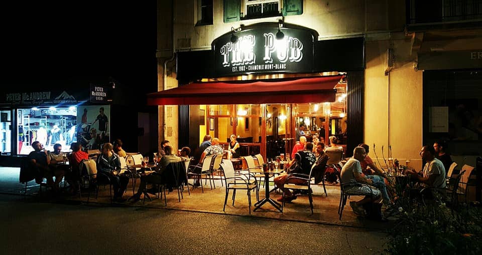 Tables à l'extérieur du Pub de Chamonix, de nuit.