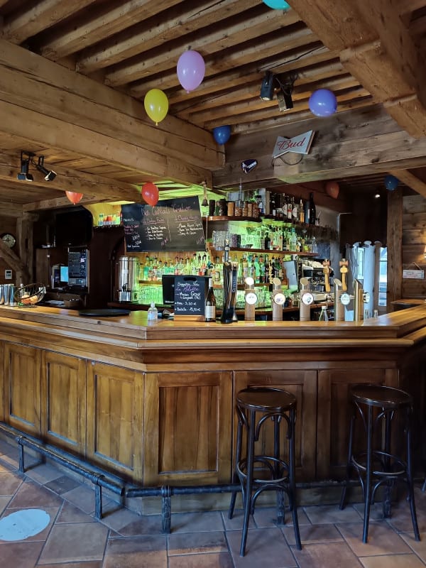 The bar at Les 2 Guides