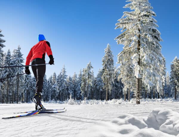 Homme sportif pratiquant le ski nordique.