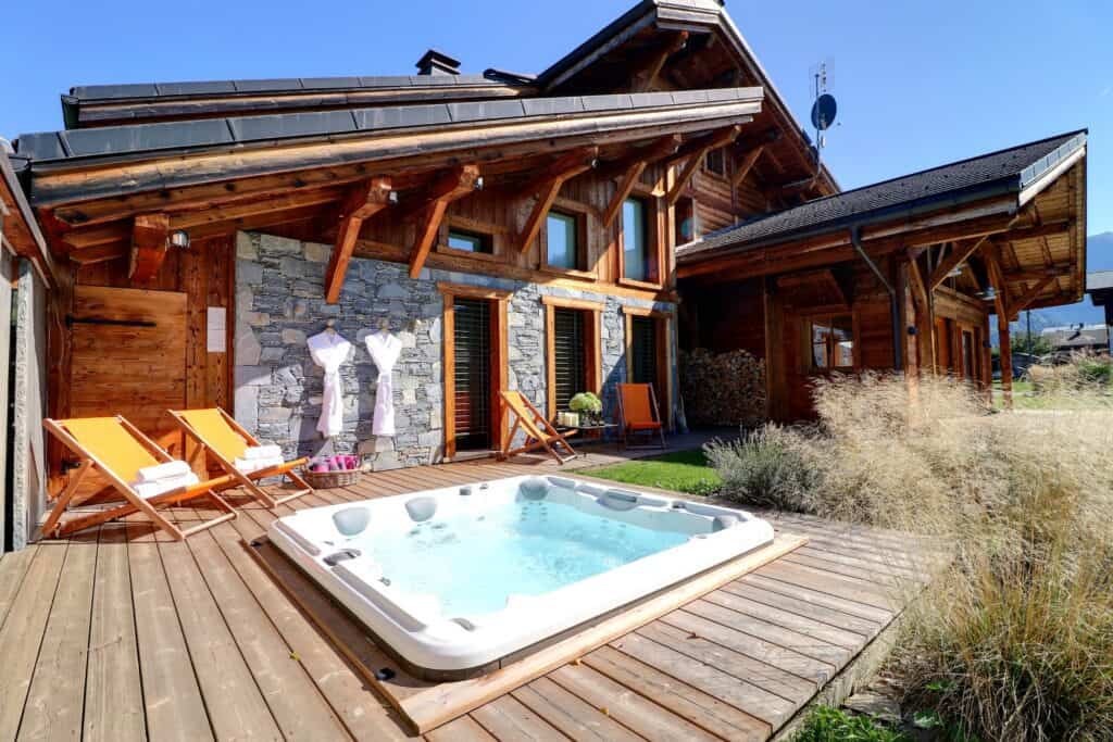Un jacuzzi extérieur sur une terrasse ensoleillée.