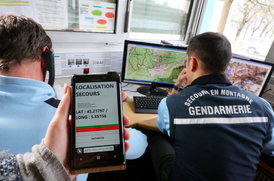Gendarmes using the Gendloc app to locate hikers in need of help 