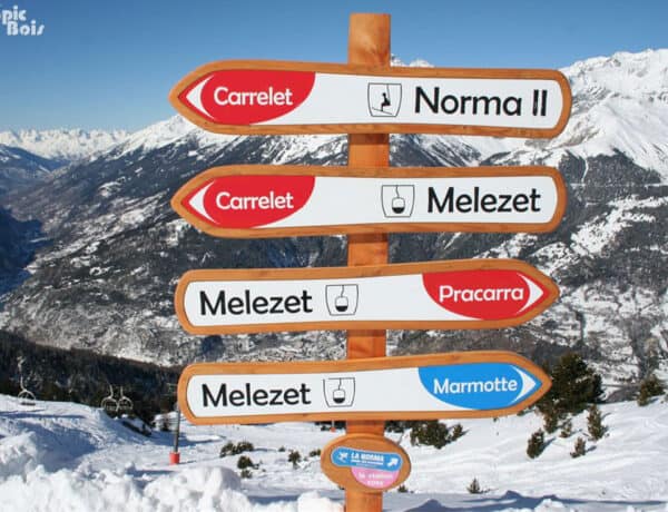 Panneaux directionnels indiquant le chemin à suivre pour accéder aux pistes.