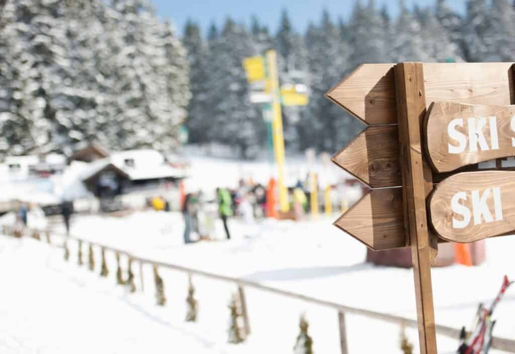 Panneaux d'indication en bois dans une station de ski.