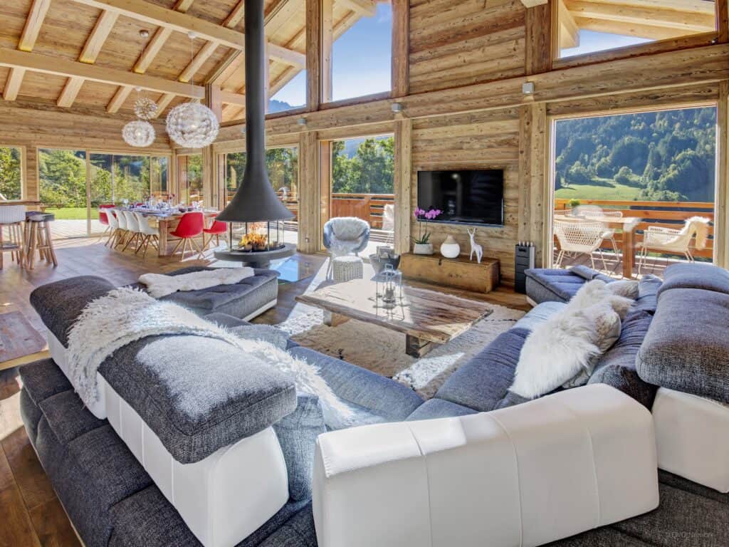 Le spacieux et lumineux salon du Chalet Alti.
