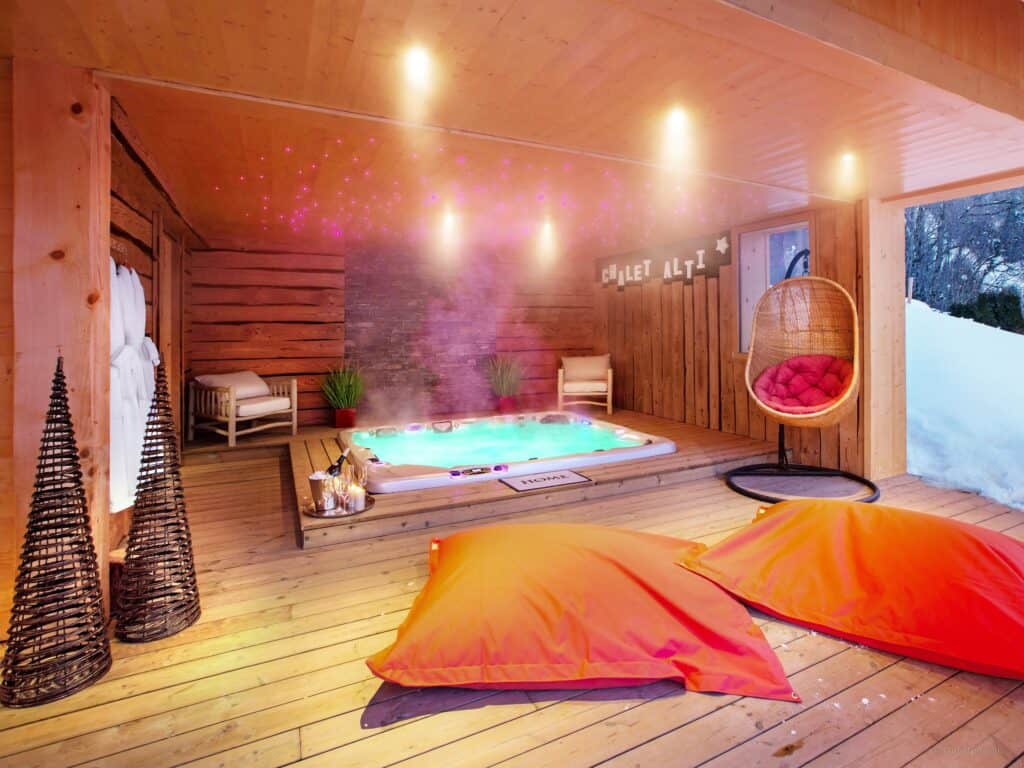 Le jacuzzi du Chalet Alti pour des vcacances d'automne relaxante.