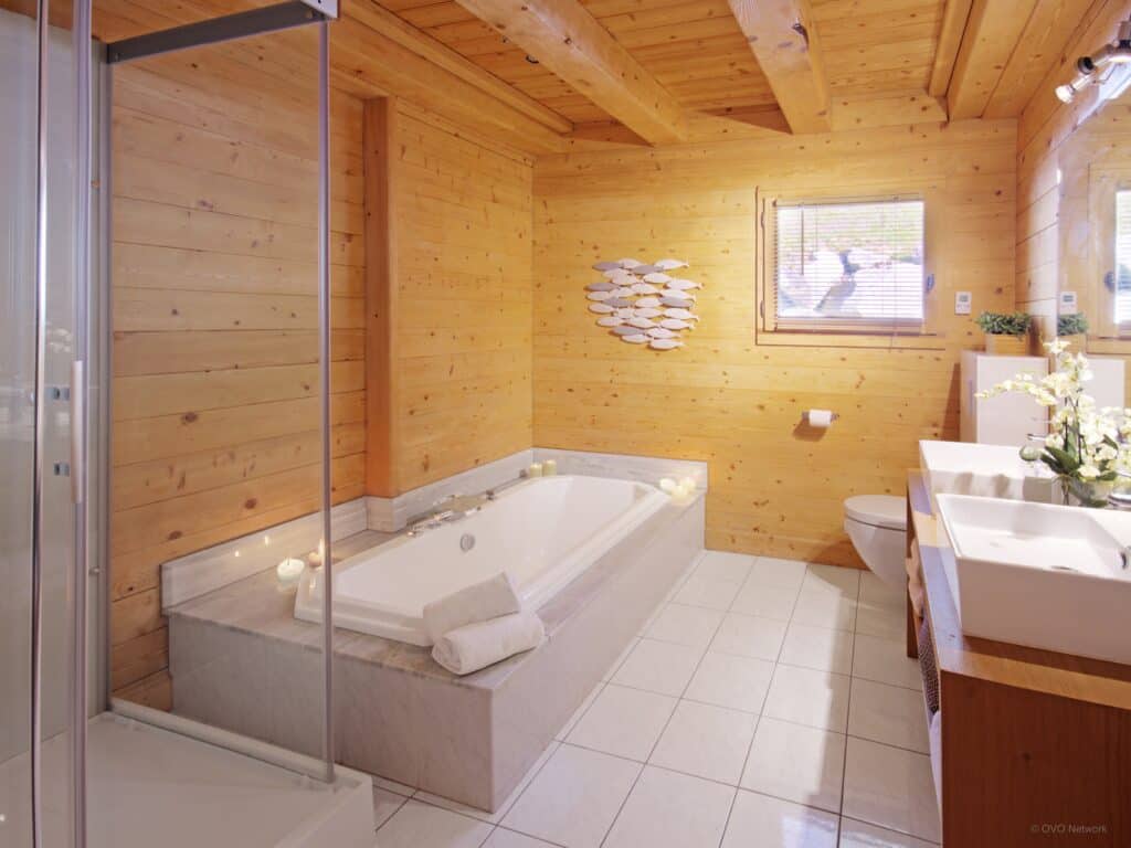L'une des salles de bain du chalet La Grange à l'Ours. 