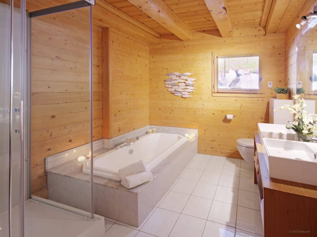 A baathroom at La Grange à l'Ours.