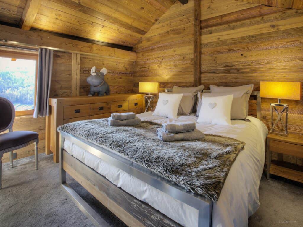 A bedroom at Chalet Kalyssia.