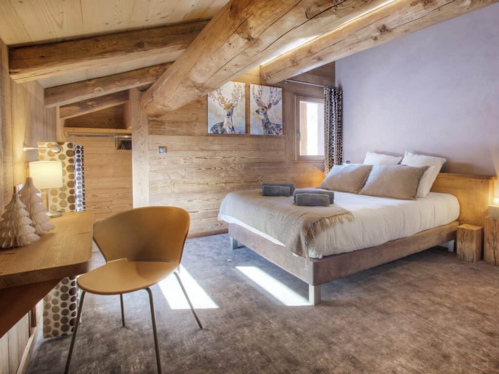 A chalet bedroom with desk and chair