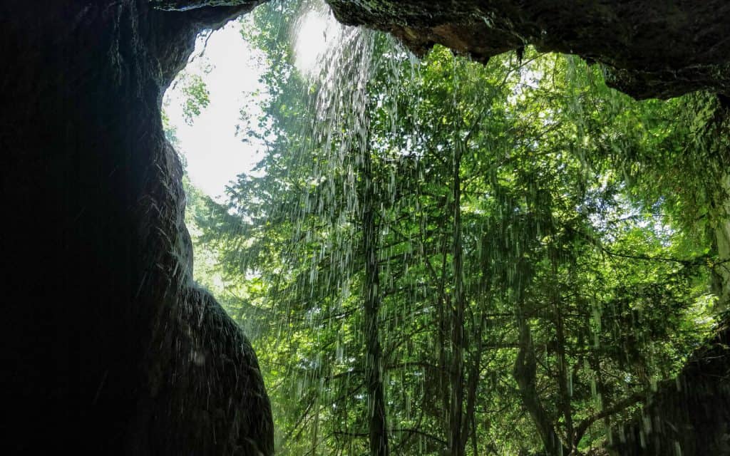 Petite cascade à l'entrée d'une grotte.
