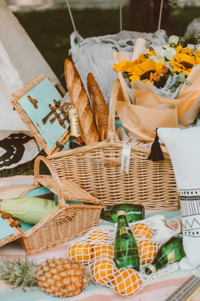 A gift basket with fruit and drinks