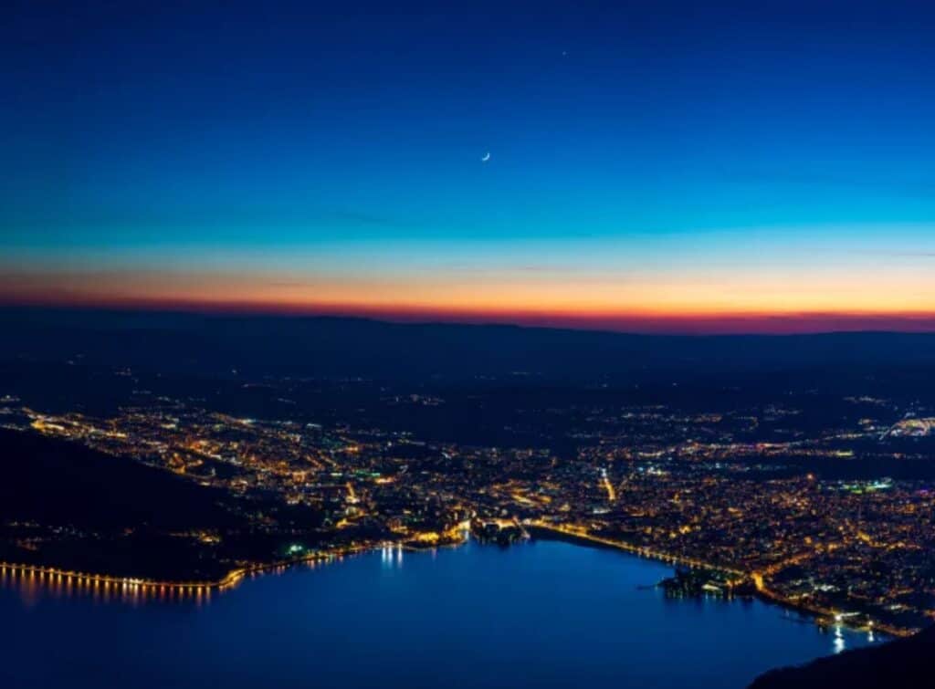 Panorama d'une ville de nuit.