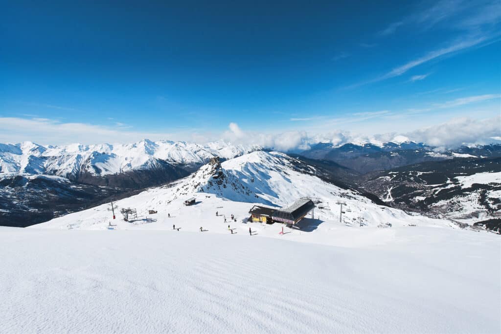 Station de téléphérique à Méribel, l'une des meilleures stations pour skier en mars.