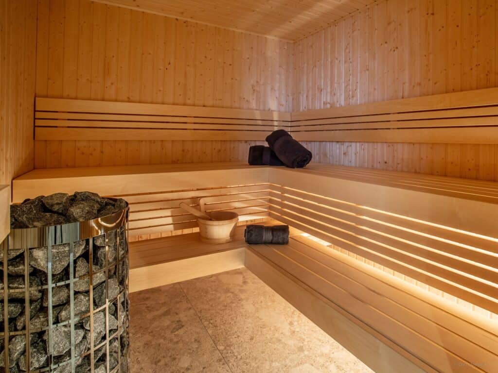 L'intérieur d'un sauna en bois privatif.