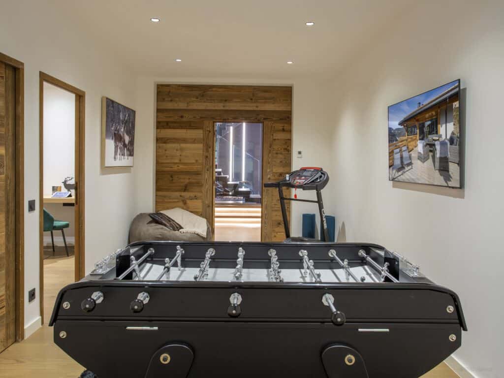 Games room with ping pong table