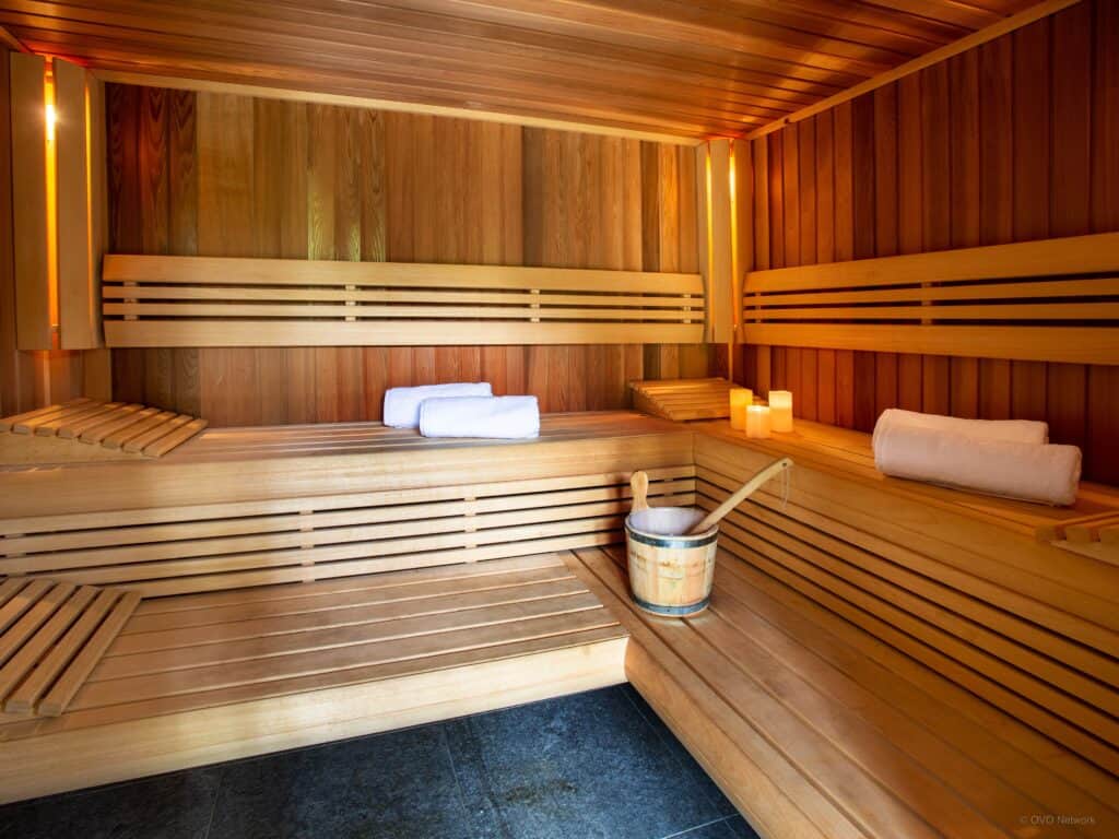 Intérieur d'un sauna en bois.