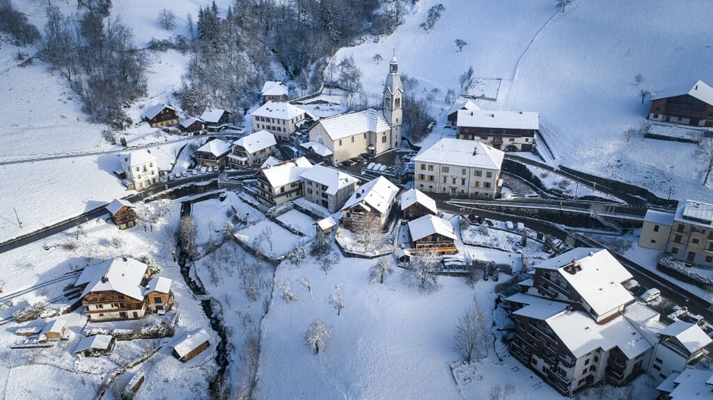 Village de Manigod sous la neige vu du ciel.