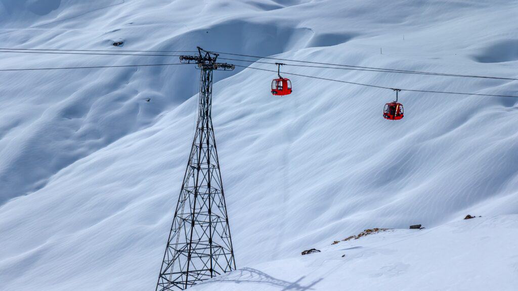 Télécabine de La Plagne, l'une des meilleures stations pour skier au mois de mars.