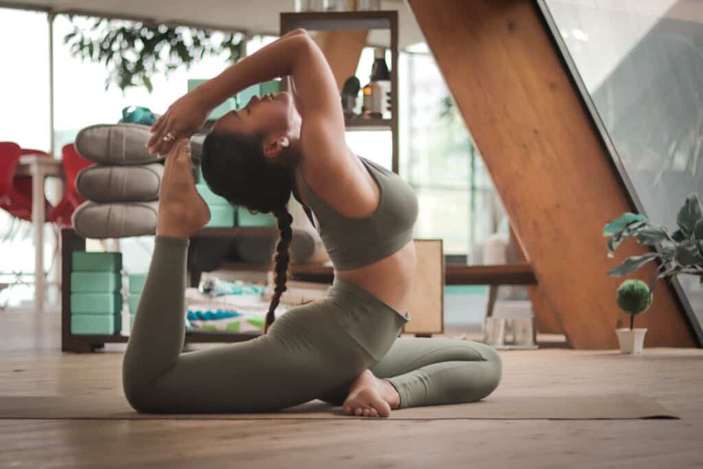 Femme en train de faire du yoga.