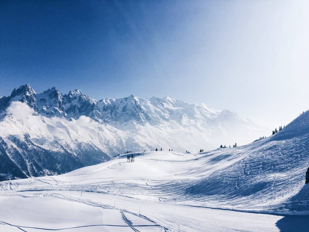 Les montagnes enneigées de Chamonix, une des meilleures stations pour skier en décembre.