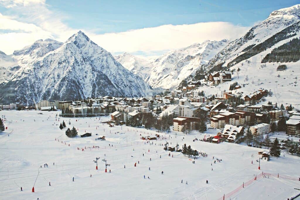 Le village des Deux Alpes, un lieu féerique pour skier en décembre.
