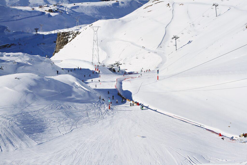 Pistes enneigées aux Deux Alpes, l'une des meilleures stations pour skier en avril.