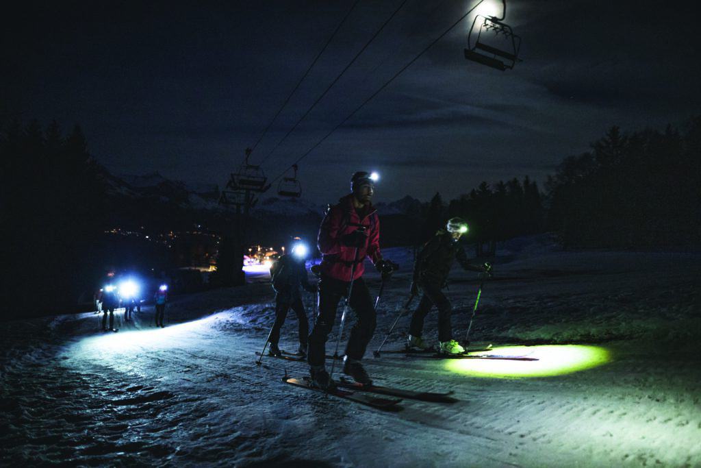Un groupe de personnes faisant du ski de randonnée de nuit