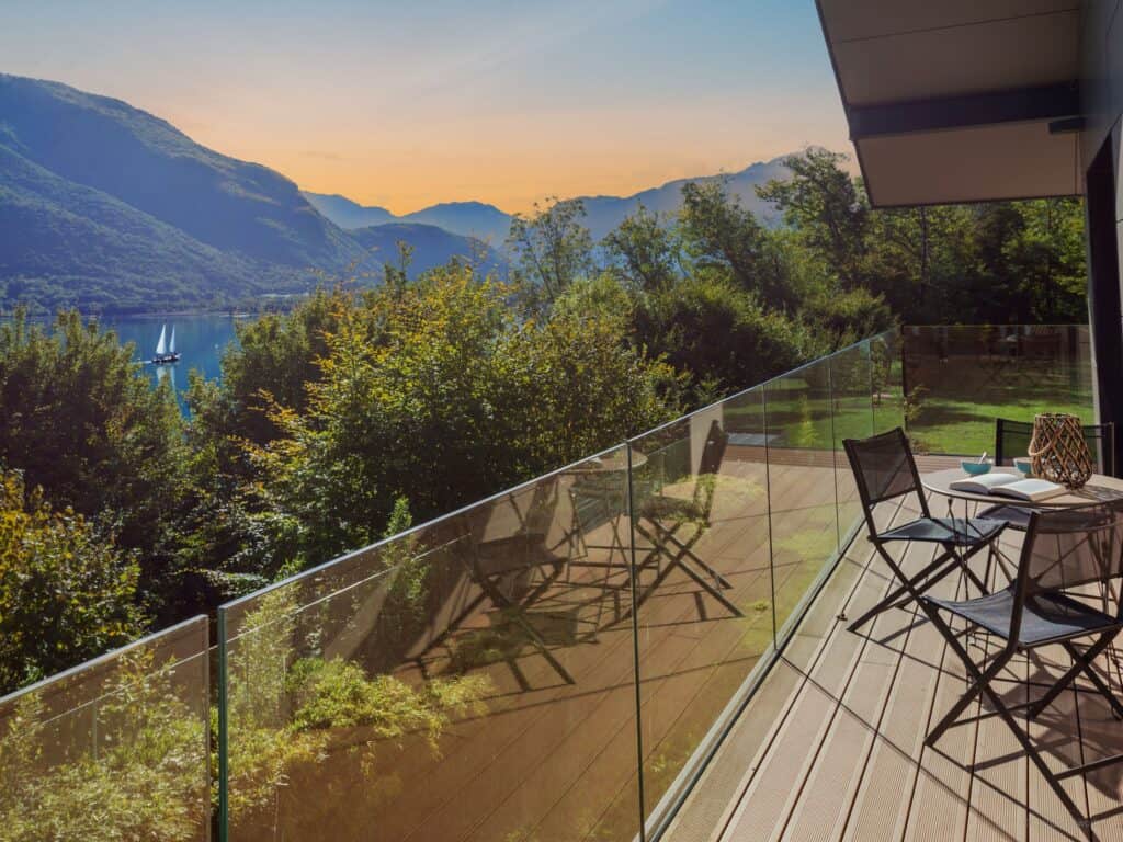 Terrasse avec vue sur un lac.