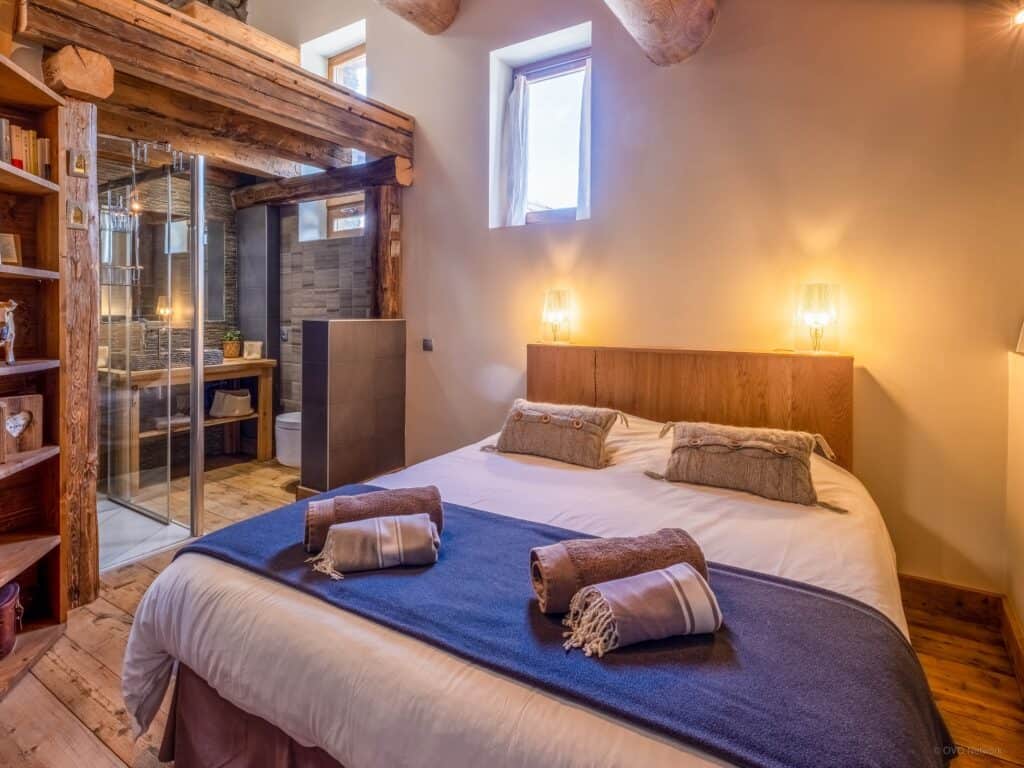 A double bedroom with an en suite shower room