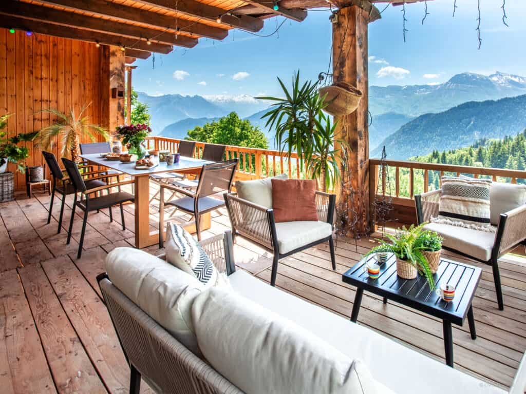 Balcon avec table et salon de jardin.