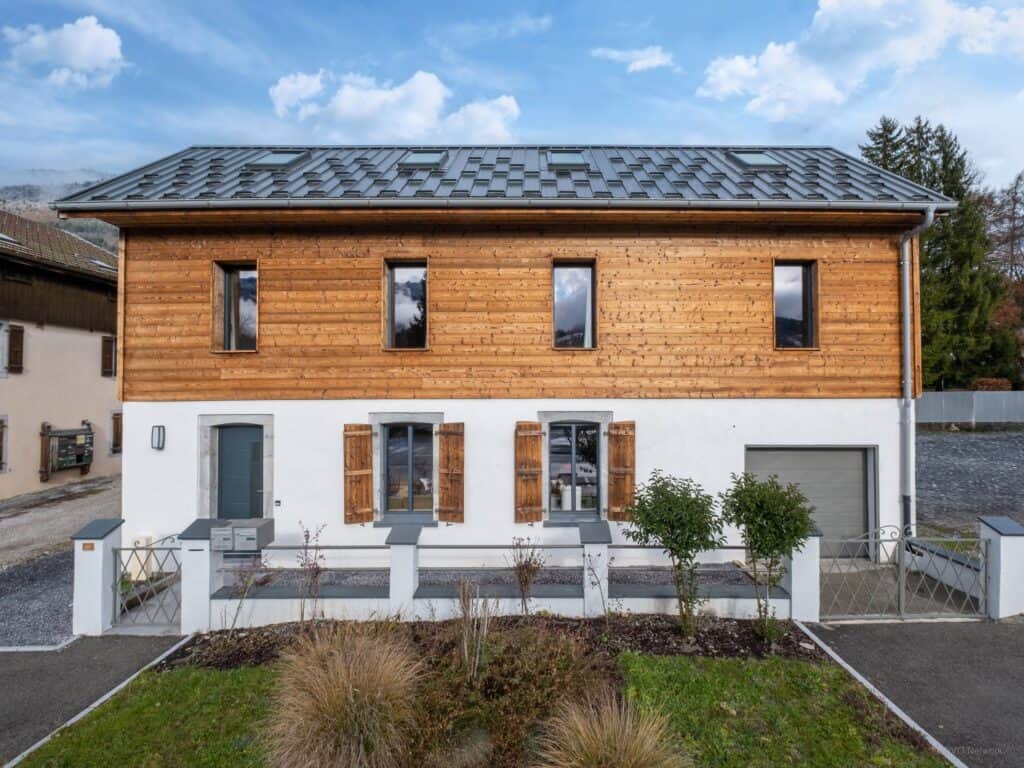Façade de maison en bois et blanc.
