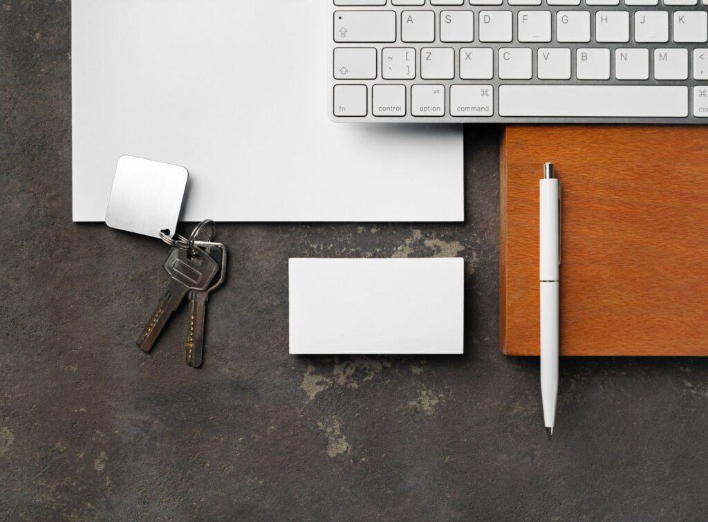 Plan de travail, ordinateur, clés et crayon.