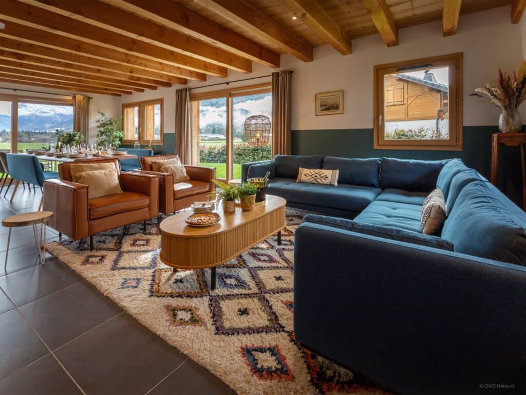 Pièce à vivre à la décoration bleue et boisée.