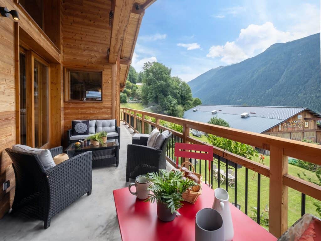 Terrasse aménagée avec vue sur les montagnes.