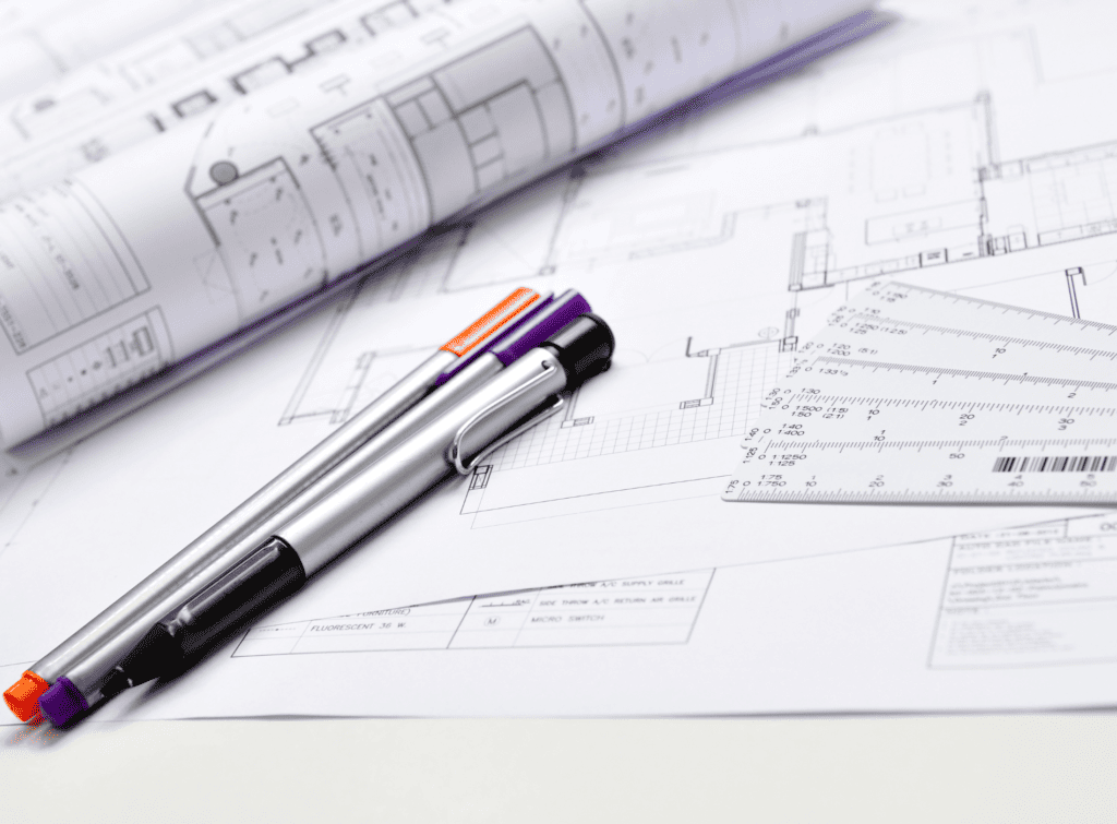 Plans de logements et stylos.