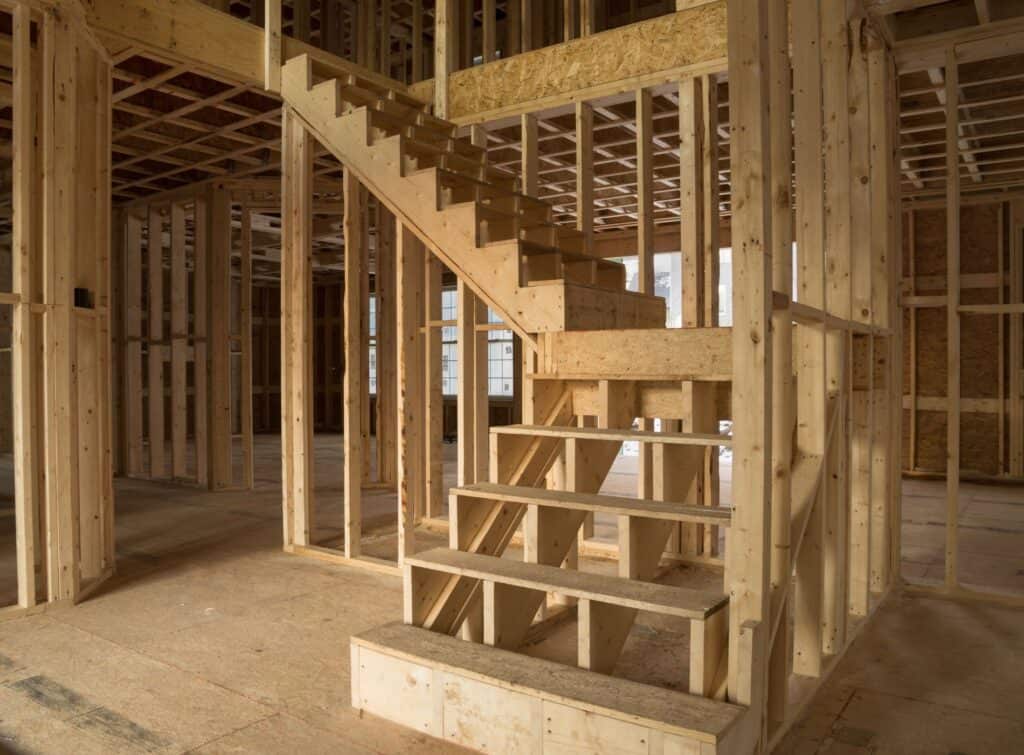 Structure intérieure d'un chalet en construction.