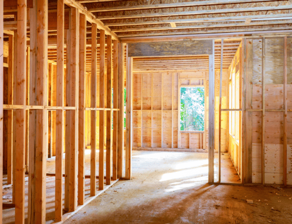 Intérieur d'un chalet en construction